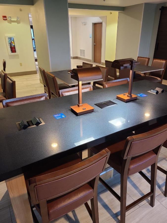 Holiday Inn Express Hotel & Suites Sheldon By Ihg Esterno foto