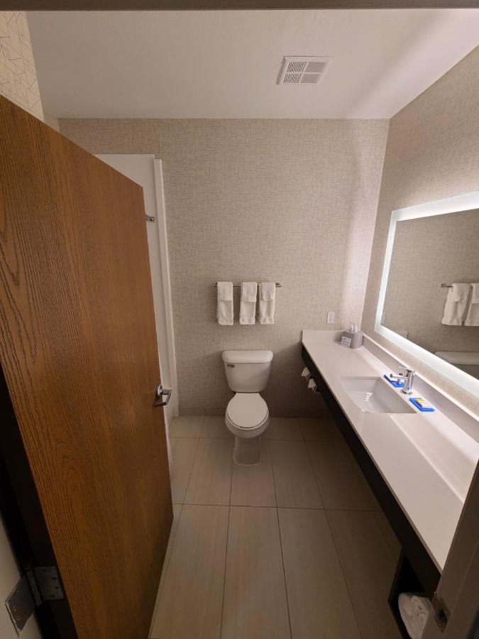 Holiday Inn Express Hotel & Suites Sheldon By Ihg Esterno foto